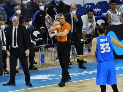 El árbitro Benjamín Jiménez señala pasos a Mirotic en presencia de Laso en una acción del clásico de la ACB del domingo