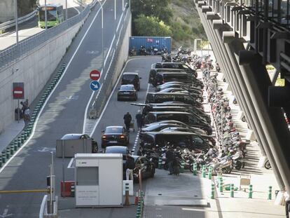 Aparcamiento de los VTC en la terminal T-4 del aeropuerto de Barajas.