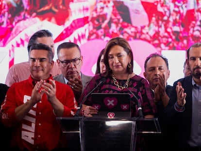 La candidata presidencial de la oposición, Xochitl Galvez, se dirige a sus partidarios después de que se anunciaran los resultados de las elecciones presidenciales.