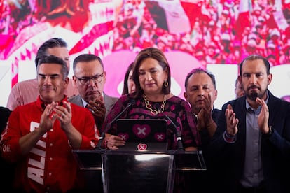 La candidata presidencial de la oposición, Xochitl Galvez, se dirige a sus partidarios después de que se anunciaran los resultados de las elecciones presidenciales.