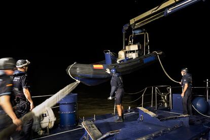 Madrugada en la desembocadura del Guadalquivir. La embarcación auxiliar del Gerifalte se dispone a bajar al agua para perseguir un alijo con varios agentes de Aduanas a bordo. 