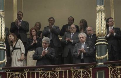 Víctimas del terrorismo aplauden después del minuto de silencio.- A la izquierda, el líder de los populares vascos, Antonio Basagoiti.