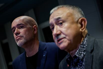 El secretario general de UGT, Pepe Álvarez, y el secretario general de CCOO, Unai Sordo (i), en el Club de Encuentro Manuel Broseta durante una reciente visita a Valencia. EFE/Biel Aliño