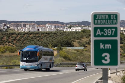 Coches circulando por la carretera autonómica A-397 que conecta Ronda con la costa del Sol.