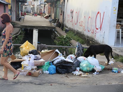 Mulher caminha diante de pichações do Comando Vermelho no bairro da Compensa, em Manaus, no final de janeiro.