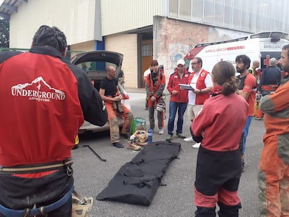 Fotografía de los miembros del dispositivo de rescate para localizar al espeleólogo francés que ha quedado atrapado en una cueva en exploración en Soba (Cantabria) este jueves.