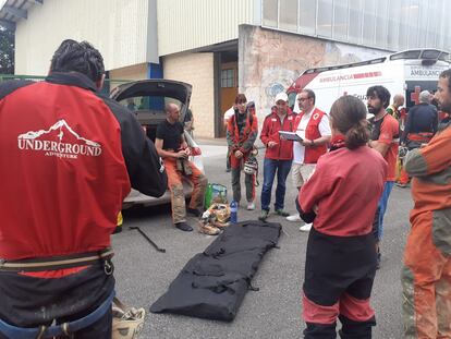 Los equipos de rescate en la zona del desprendimiento.