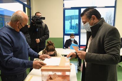 El candidato de Unión del Pueblo Leonés (UPL) a la Presidencia de la Junta de Castilla y León, Luis Mariano Santos, en el colegio electoral instalado en una guardería municipal de Cistierna (León).