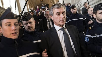 El exministro de Hacienda francés, Jerome Cahuzac, (c) sale del tribunal de justicia en París.