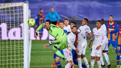 Courtois observa el balón pegar contra el poste derecho de su portería en ElClásico de su equipo, Real Madrid, ante el FC Barcelona, el 10 de abril de 2021.
