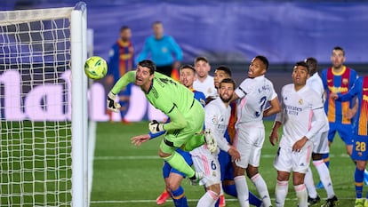 Courtois observa el balón pegar contra el poste derecho de su portería en ElClásico de su equipo, Real Madrid, ante el FC Barcelona, el 10 de abril de 2021.