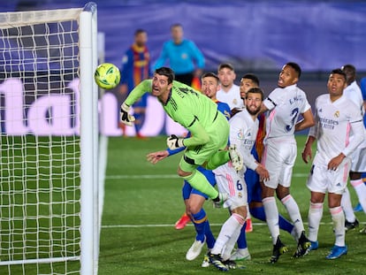 Courtois observa el balón pegar contra el poste derecho de su portería en ElClásico de su equipo, Real Madrid, ante el FC Barcelona, el 10 de abril de 2021.