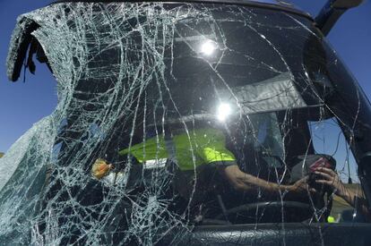 Un guardia civil investiga en el interior del autobús siniestrado en el kilómetro 123 de la N-403, a la altura del embalse de Becerril y cerca de la localidad de Tornadizos (Ávila), 8 de julio de 2013.