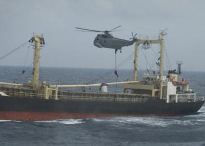 Un soldado español se descuelga desde un helicóptero sobre la cubierta del mercante.