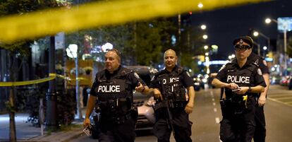Policías en Toronto tras el tiroteo.