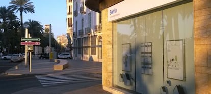Primera agencia inmobiliaria de Solvia, situada en la avenida de Juan Bautista Lafora (Alicante).