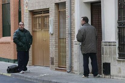 Un hombre sale de la vivienda de la calle Canalejas, donde un chico y una chica recibieron varios impactos de bala.