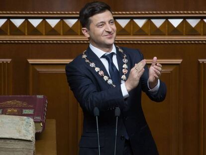 Zelenski en el Parlamento de Kiev durante su discurso inaugural, este lunes. 