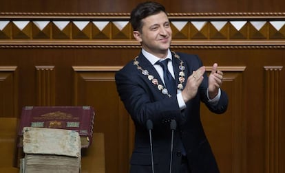 Zelenski en el Parlamento de Kiev durante su discurso inaugural, este lunes. 