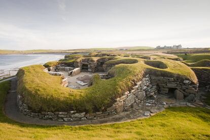 Este yacimiento prehistórico bien conservado, situado en las Islas Orcadas, corresponde a un asentamiento agrícola de más de cinco mil años y fue descubierto en 1850, gracias a la labor de una gran tormenta. Las excavaciones (y más tormentas) revelaron que la aldea tenía al menos ocho casitas de piedra provistas de camas, chimenea y estanterías. Al parecer, la erosión acercó el poblado al mar, hasta que finalmente fue abandonado y engullido por la arena durante cuatro milenios. La erosión continúa amenazante y en invierno las visitas dependen del tiempo. La mejor manera de llegar es en avión, aunque los vuelos varían en función de la meteorología y la temporada (www.flybe.com).