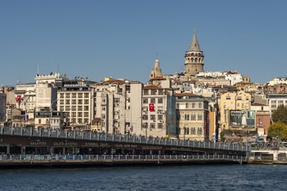 ¿Pasar horas en un puente? ¿Y por qué no? En <a href="https://www.estambul.es/puente-galata" target="">Estambul</a> es de lo más entretenido. Y es que este puente basculante, que solo se abre de noche para barcos con más de seis metros de altura, es casi un barrio en sí mismo. Entre cientos de pescadores se apiñan turistas, vendedores ambulantes, solícitos floristas y todo tipo de habitantes de la ciudad que cruzan el Cuerno de Oro desde Fatih hacia Beyoğlu o viceversa. En el piso peatonal, bajo los carriles, hay multitud de restaurantes que sirven un plato legendario: el ‘balik ekmek’ (pescado en pan), recién capturado y a la brasa.