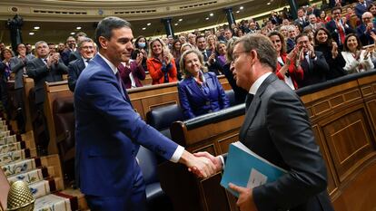 El líder del PP, Alberto Núñez Feijóo, felicita a Pedro Sánchez después de ser votado como presidente del Gobierno, el 16 de noviembre en el Congreso de los Diputados.