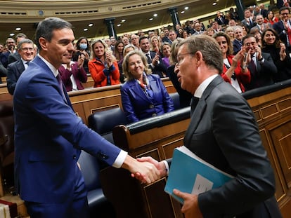 El líder del PP, Alberto Núñez Feijóo, felicita a Pedro Sánchez después de ser votado como presidente del Gobierno, el 16 de noviembre en el Congreso de los Diputados.