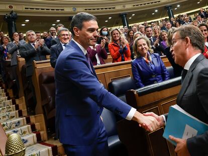 El líder del PP, Alberto Núñez Feijóo, felicita a Pedro Sánchez después de que lograse la investidura como presidenta del Gobierno, el pasado día 20.