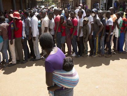 Una multitud de ciudadanos hace cola frente a un supermercado en Harare, Zimbabue, el 25 de marzo de 2020.