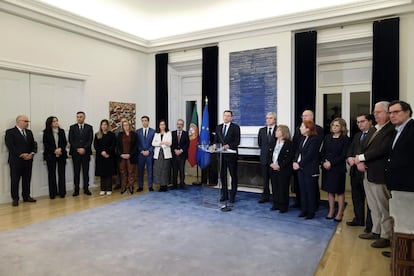 El primer ministro portugués, Luís Montenegro, flanqueado por miembros del Gobierno, durante una declaración sobre la crisis política del país, el pasado sábado en Lisboa.