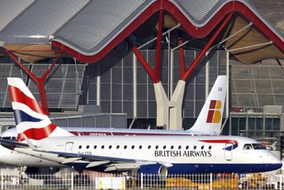 Dos aviones de las compañías British Airways e Iberia estacionados junto a la T-4 del aeropuerto de Barajas.