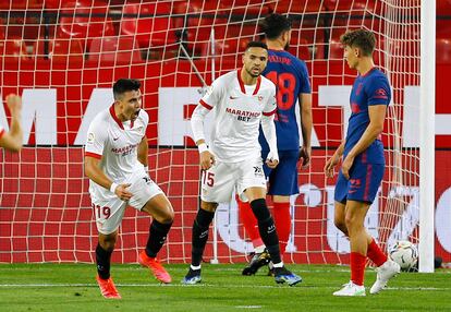 Acuña celebra su gol ante el Atlético este domingo en el estadio Ramón Sánchez Pizjuán.