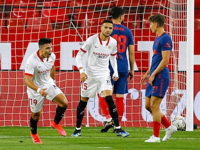 Acuña celebra su gol ante el Atlético este domingo en el estadio Ramón Sánchez Pizjuán.