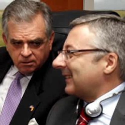 El secretario de Transportes estadounidense, Ray LaHood, y Blanco en el AVE