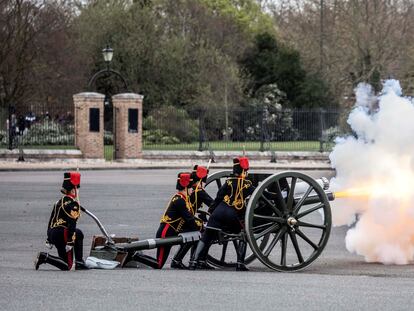 La Guardia Real disparaba este sábado salvas en honor al príncipe Felipe, en Londres.