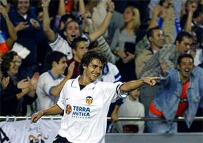 El argentino Aimar celebra uno de los goles que ha marcado al Athletic.