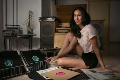 La DJ Isabel Alessandrini, rodeada de sus discos, en Barcelona.