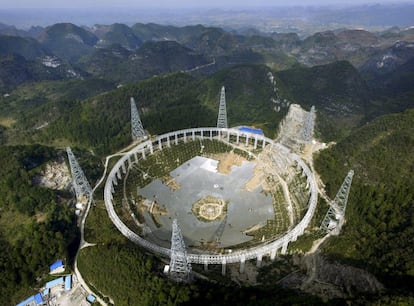 El radiotelescopio más grande del mundo en construcción el 26 de noviembre de 2015, en la provincia china de Ghizhou.
