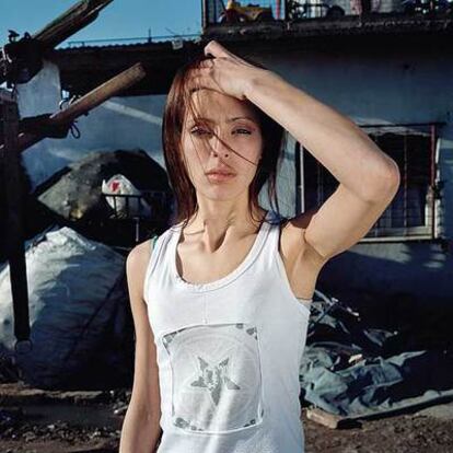 Daniela Cott, de 16 años, ante la puerta de la chabola de su abuela en Lanus, al sur de Buenos Aires.