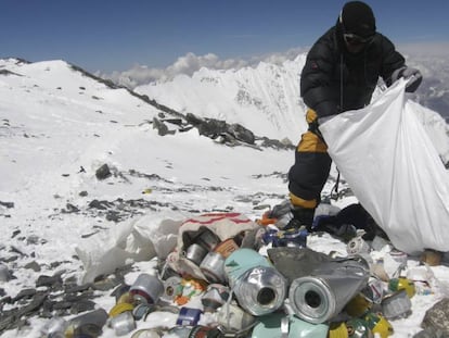 homem recolhe lixo do Everest em 2010