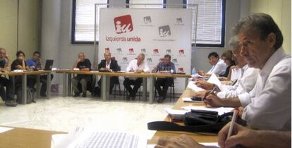 El coordinador de IU-Extremadura, Pedro Escobar (en primer término), y, al fondo en el centro, Cayo Lara. 