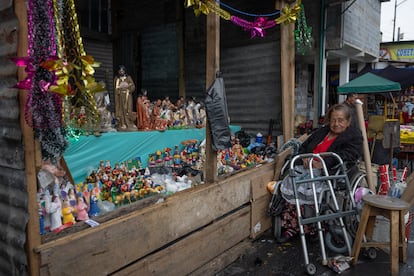 Una vendedora atiende un puesto de figuras catlicas en el mercado La Terminal, el ms grande de Centroamrica, este martes en la ciudad de Guatemala.