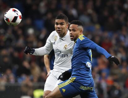 El centrocampista brasileño del Real Madrid Carlos Henrique Casemiro (i) pelea un balón con el belga Théo Bongonda, centrocampista del Celta de Vigo, durante el partido de ida de los cuartos de final de la Copa del Rey que se juega esta noche en el estadio Santiago Bernabéu, en Madrid.