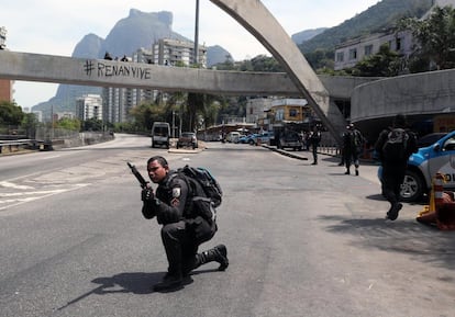 Agentes de la policía militar participan en un operativo en la favela de Rocinha de Río de Janeiro (Brasil).