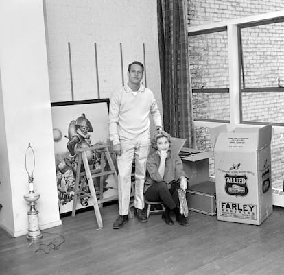 Paul Newman y Joanne Woodward en su apartamento de la calle 11 en Nueva York en 1958.