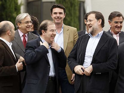 De izquierda a derecha, Daniel Sirera (Cataluña), Arturo Esteban (Melilla), Juan Vicente Herrera (Castilla y León), José Manuel Soria (Canarias), Mariano Rajoy y Ovidio Sánchez (Asturias), preparándose para la foto de familia de ayer en Valladolid.