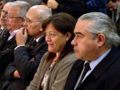 Fidel Pallerols, su mujer, Mari Cruz Guerrero, y Santiago Vallv&eacute;, junto al resto de acusados en el caso Pallerols, en la Audiencia de Barcelona.