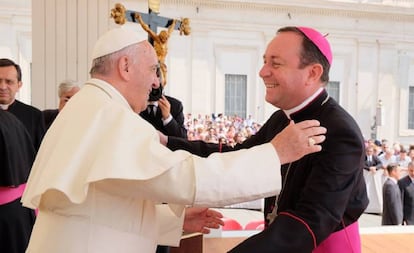 El Papa Francisco recibe en el Vaticano al obispo argentino Gustavo Zanchetta, en junio de 2015.