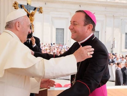 El Papa Francisco recibe en el Vaticano al obispo argentino Gustavo Zanchetta, en junio de 2015.