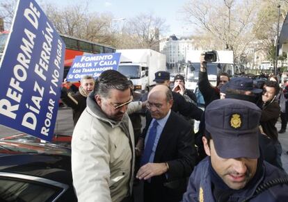 Díaz Ferrán, increpado por trabajadores de Marsans tras un acto celebrado en enero de 2010.